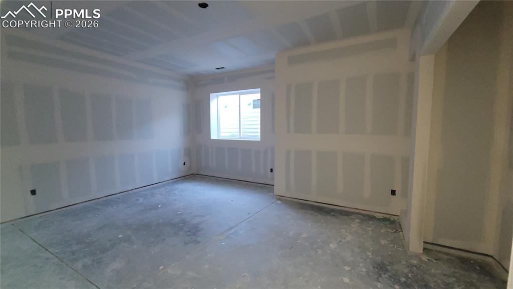 Image 15 of 20: Bedroom