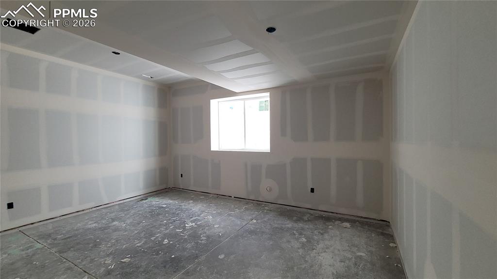 Image 16 of 20: Bedroom