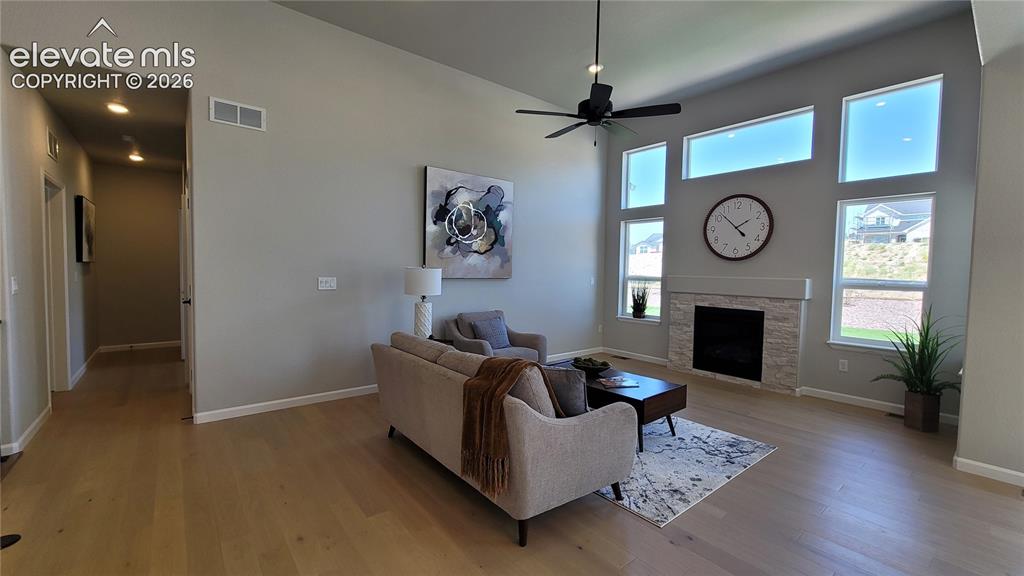 Image 18 of 50: Living Room