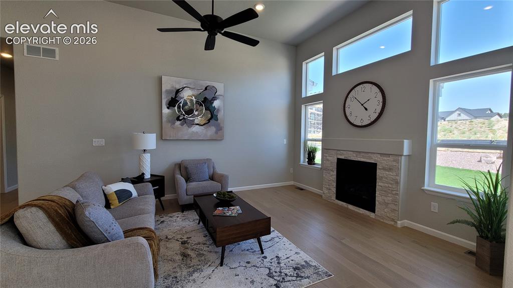 Image 19 of 50: Living Room