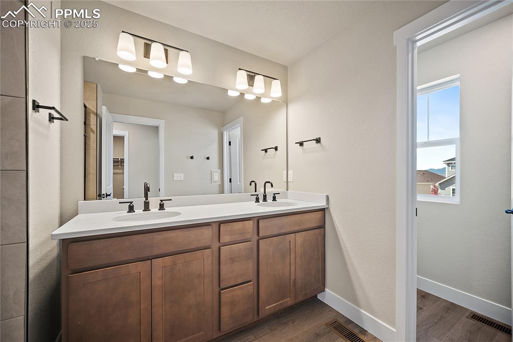 Image 19 of 32: Bathroom