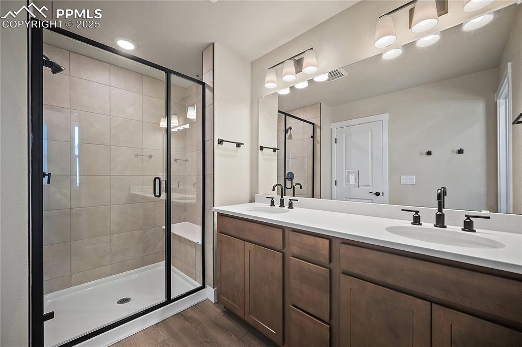 Image 20 of 32: Bathroom