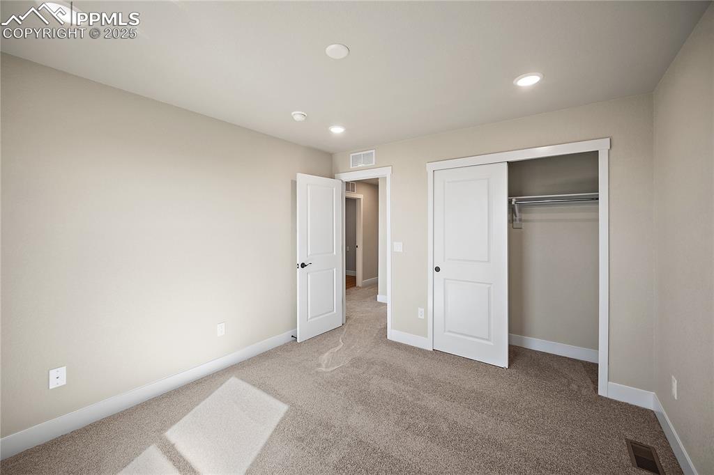 Image 22 of 32: Bedroom