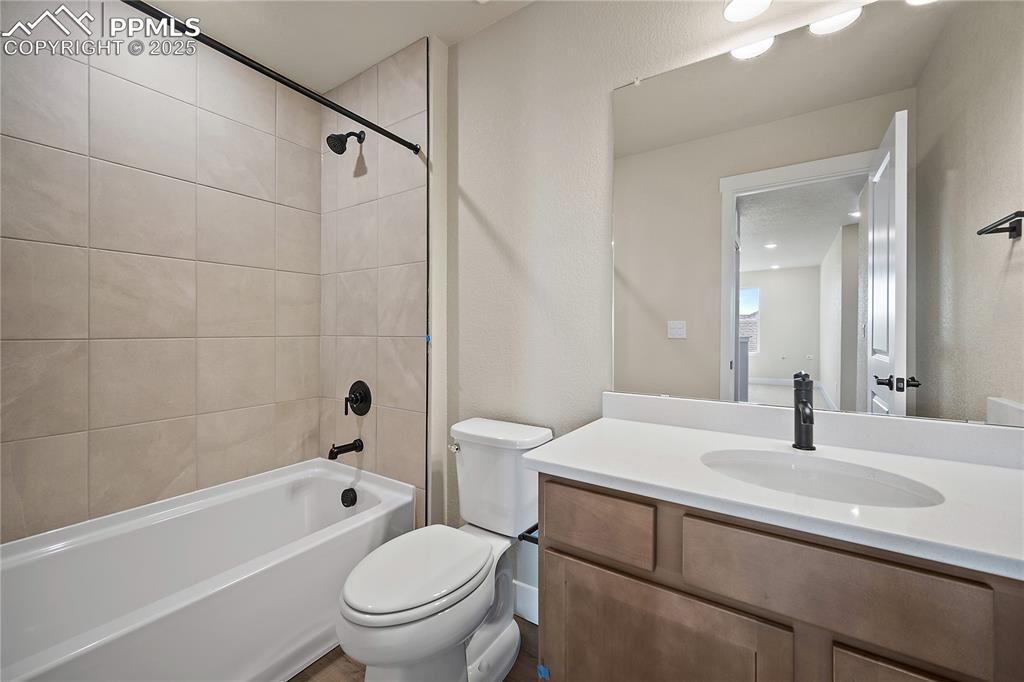 Image 25 of 32: Bathroom