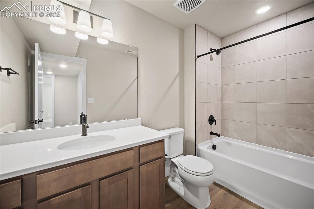 Image 30 of 32: Bathroom