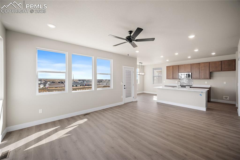 Image 4 of 32: Living Room