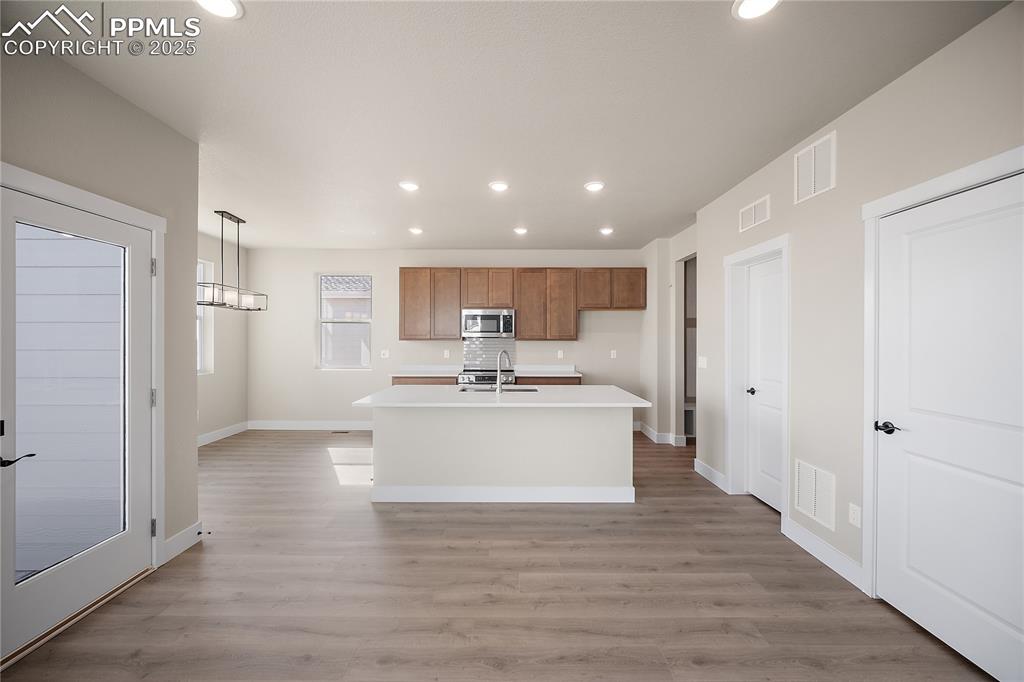 Image 5 of 32: Kitchen