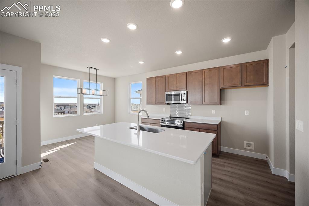 Image 6 of 32: Kitchen