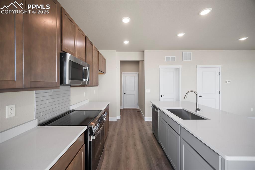 Image 7 of 32: Kitchen