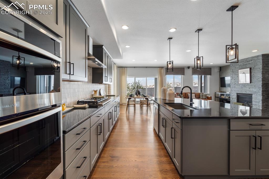 Image 10 of 44: Kitchen