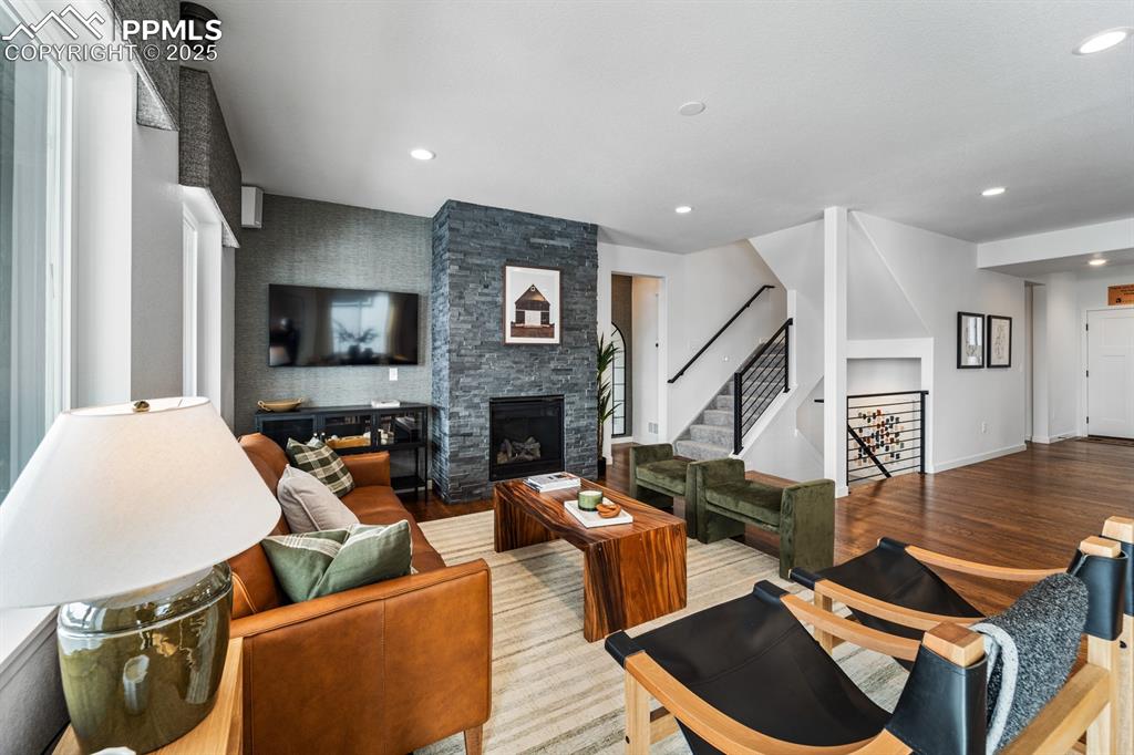 Image 15 of 44: Living Room