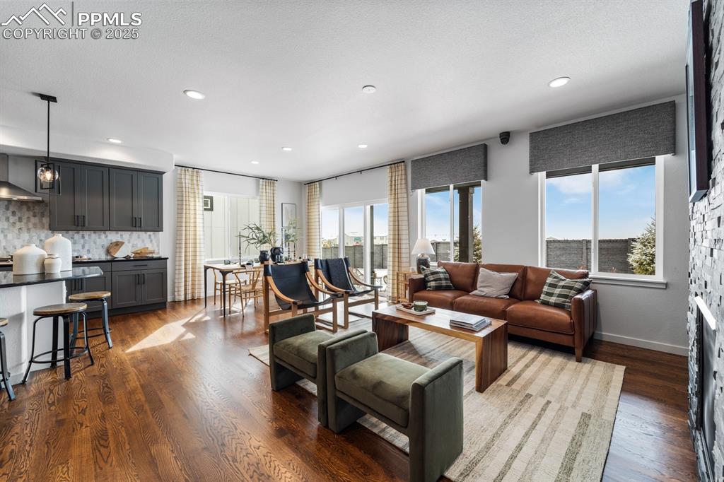 Image 17 of 44: Living Room