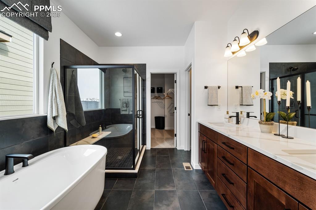 Image 20 of 44: Bathroom