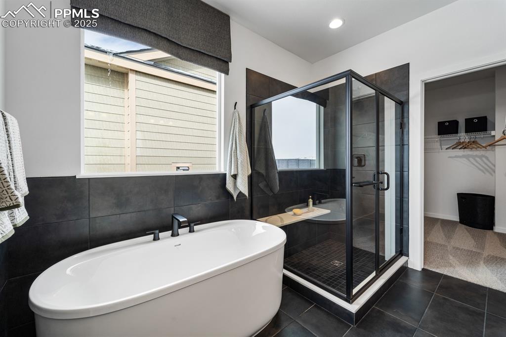 Image 21 of 44: Bathroom