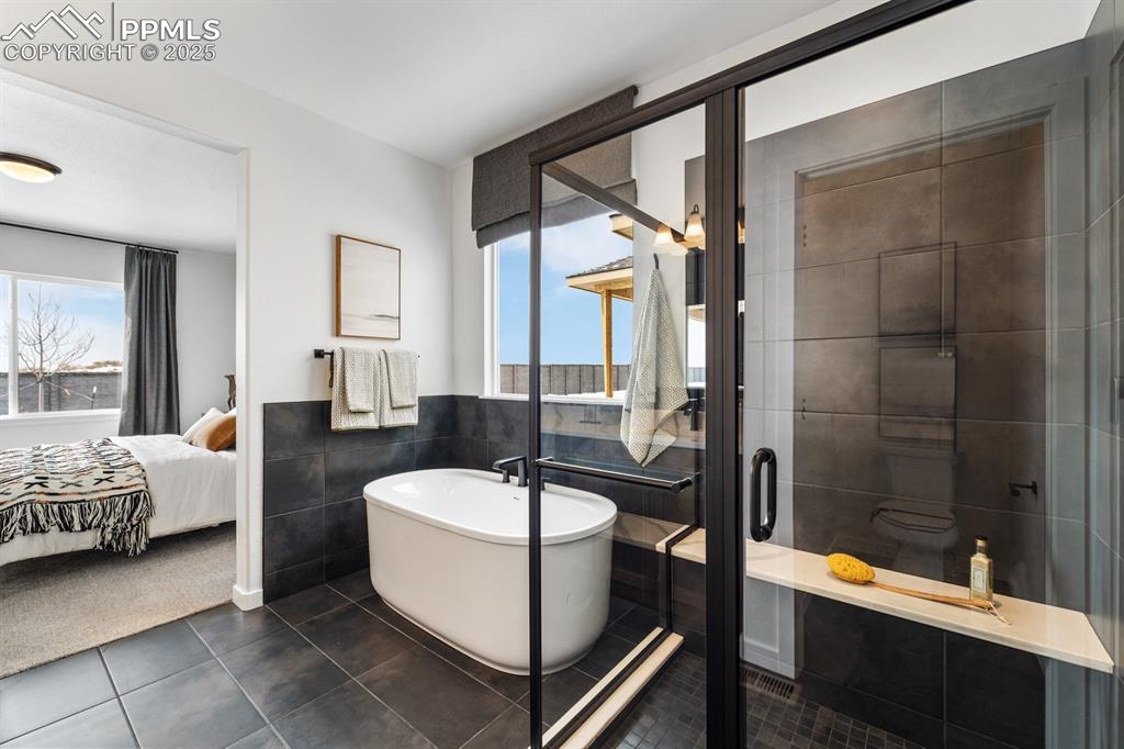 Image 23 of 44: Bathroom