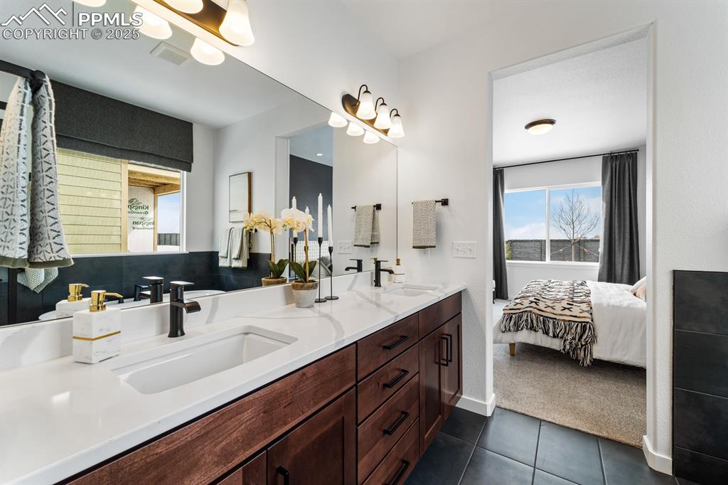 Image 24 of 44: Bathroom