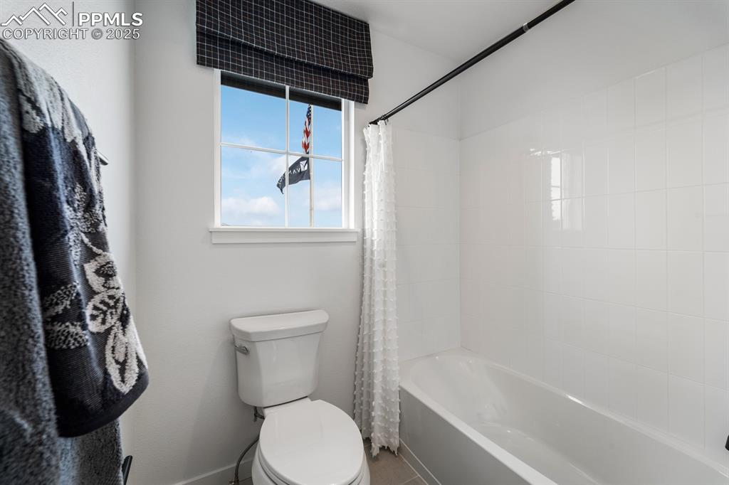 Image 32 of 44: Bathroom