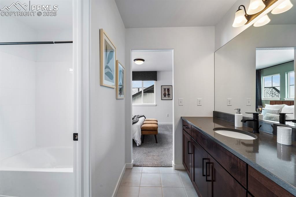 Image 33 of 44: Bathroom