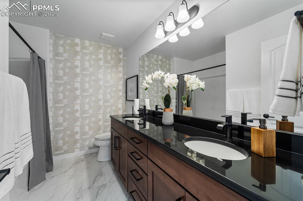 Image 34 of 44: Bathroom