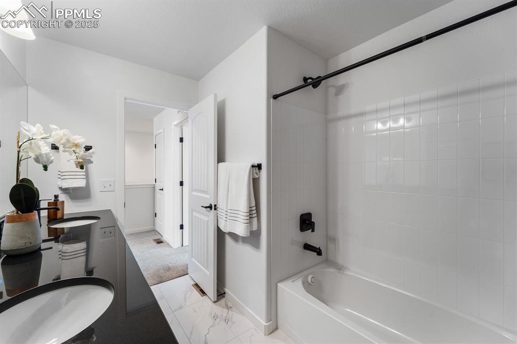 Image 35 of 44: Bathroom