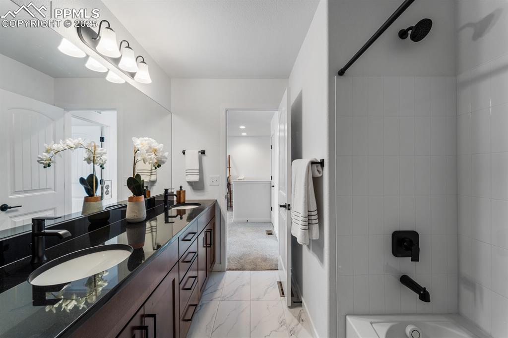 Image 36 of 44: Bathroom