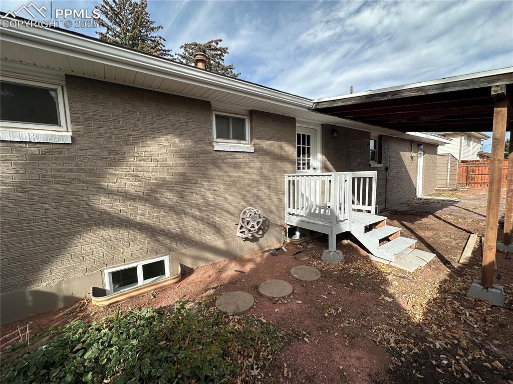 Image 18 of 25: Rear