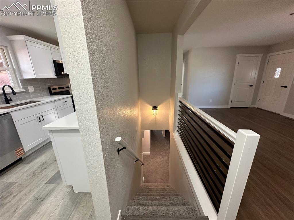 Image 4 of 25: Living Room