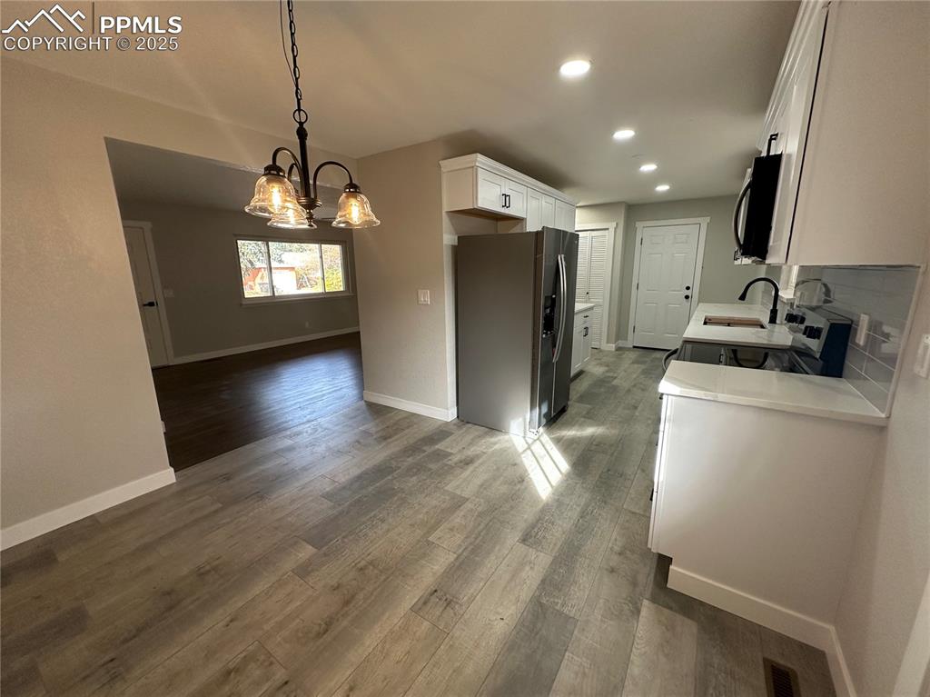 Image 7 of 25: Kitchen