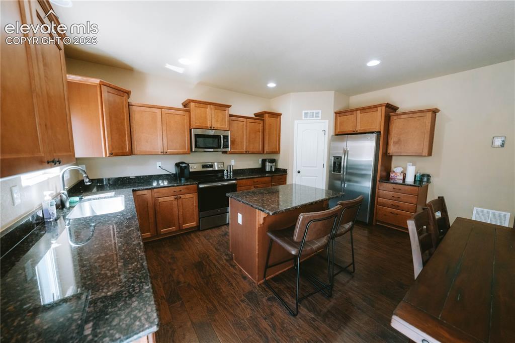 Image 10 of 30: Kitchen