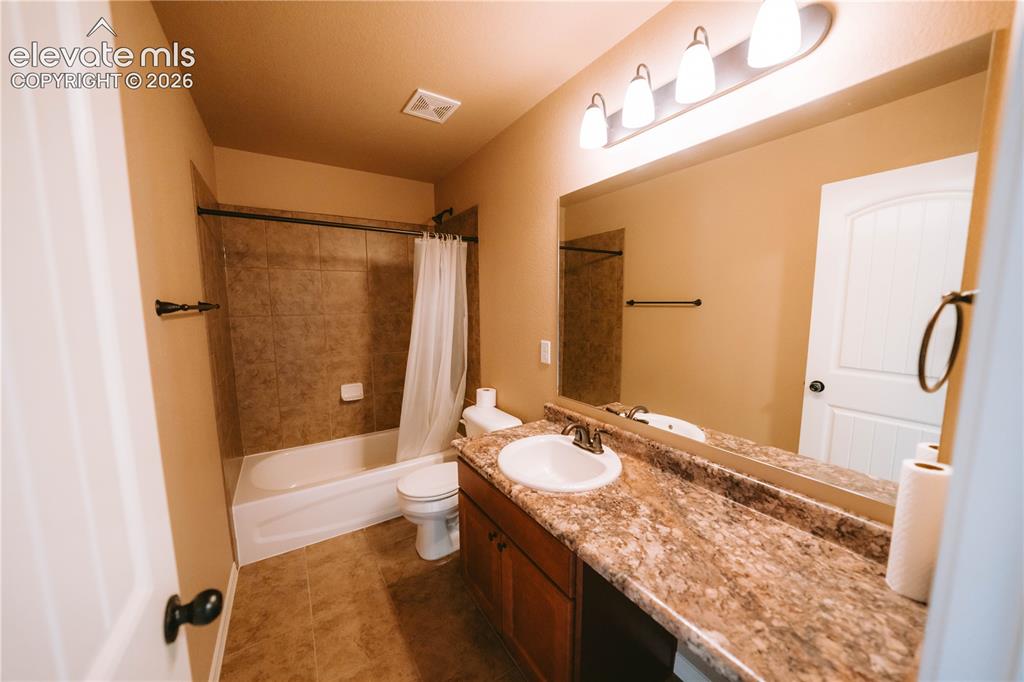 Image 20 of 30: Bathroom
