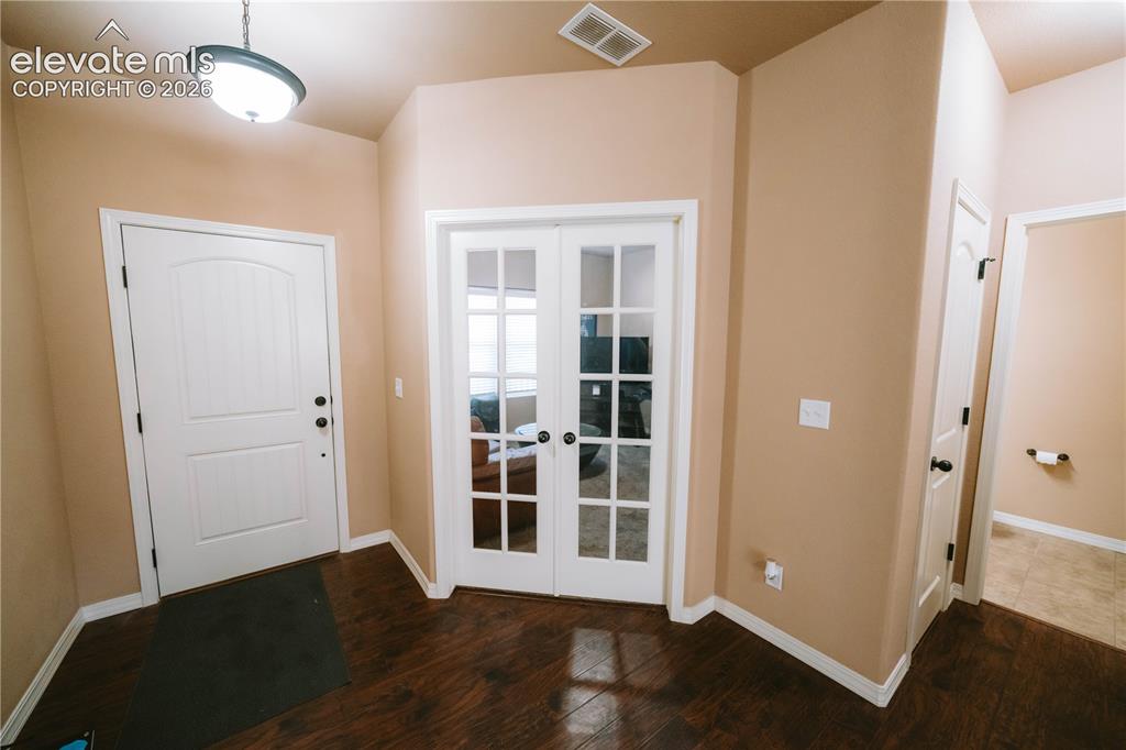 Image 3 of 30: Entry
