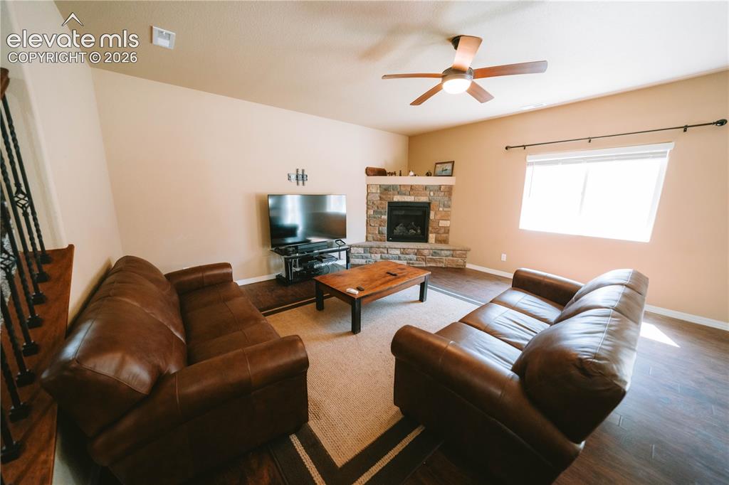 Image 5 of 30: Living Room