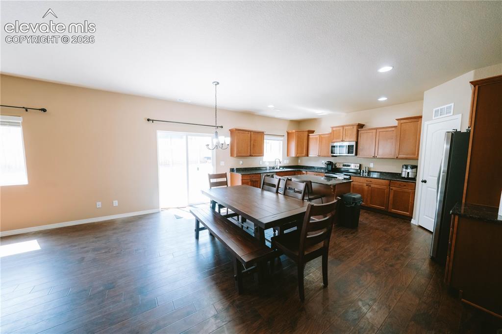 Image 7 of 30: Dining Area