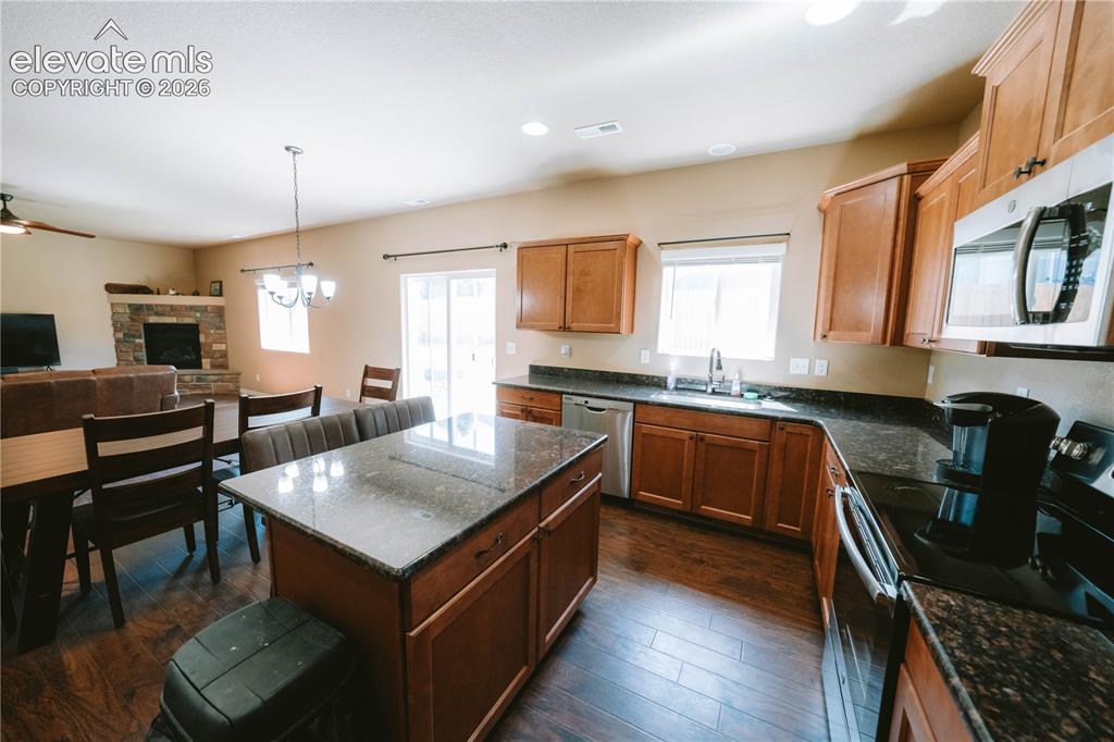 Image 8 of 30: Kitchen