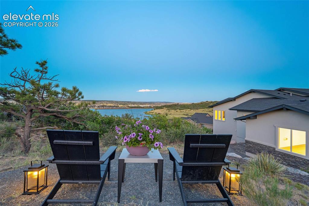 Image 14 of 50: Elevated side yard viewing area