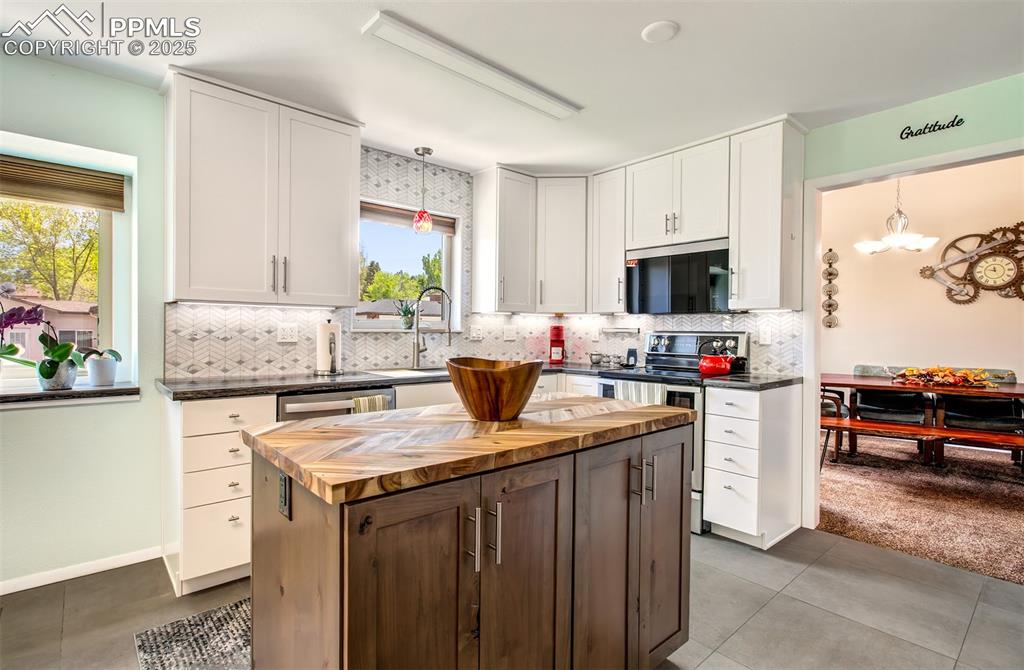 Image 10 of 43: Kitchen