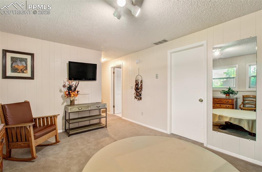 Image 35 of 43: Family Room