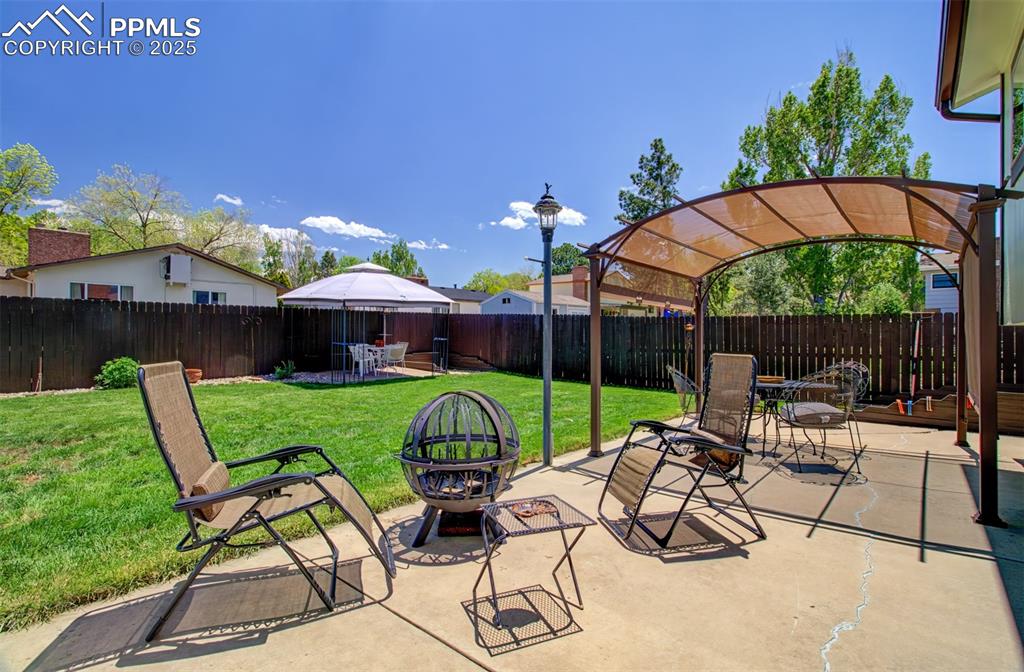 Image 41 of 43: Patio
