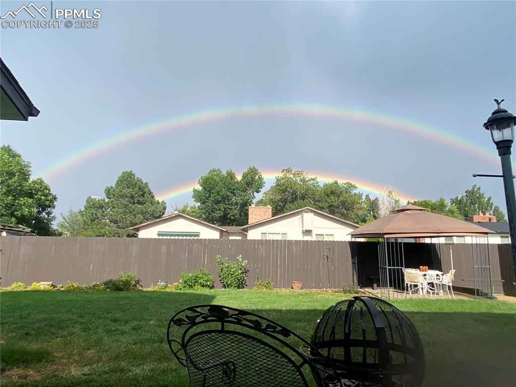 Image 45 of 50: Yard