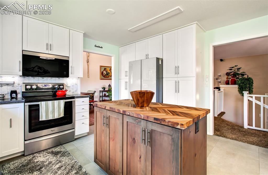 Image 9 of 43: Kitchen