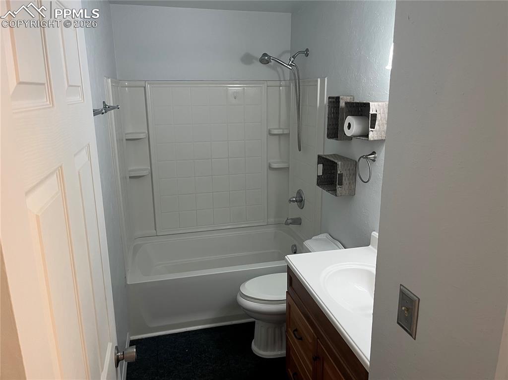 Image 14 of 21: Bathroom