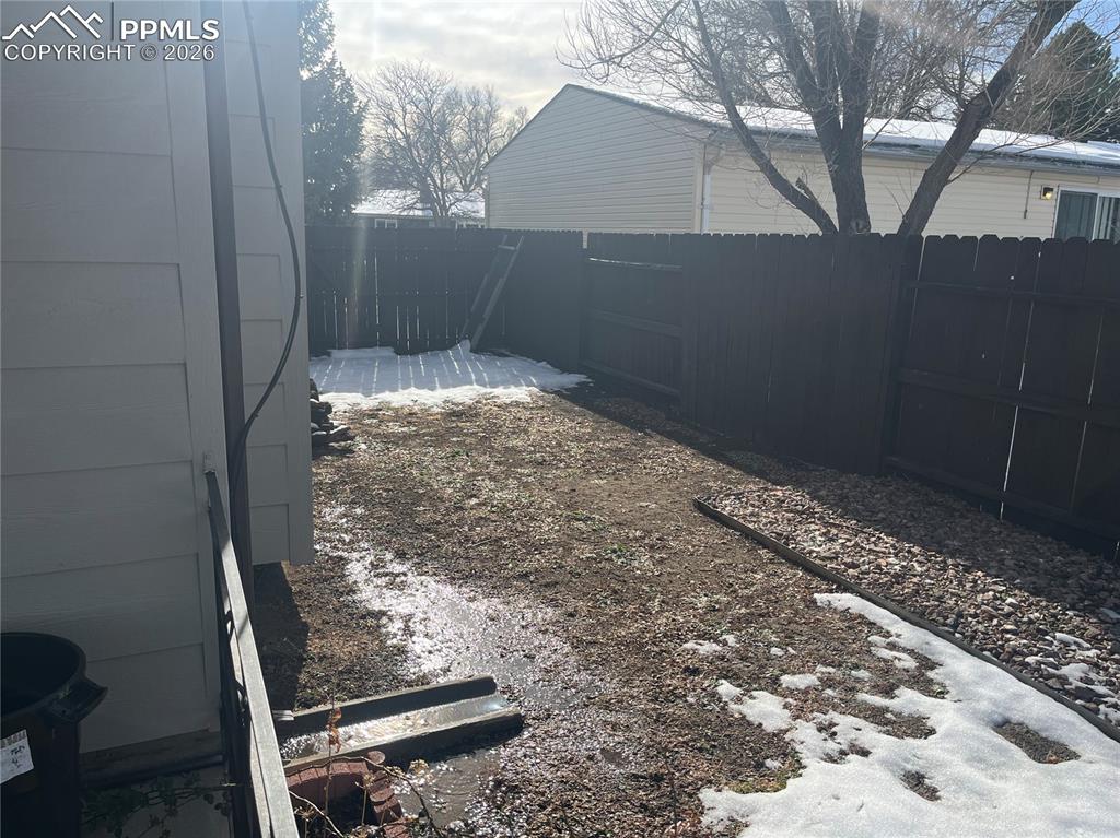 Image 18 of 21: Yard