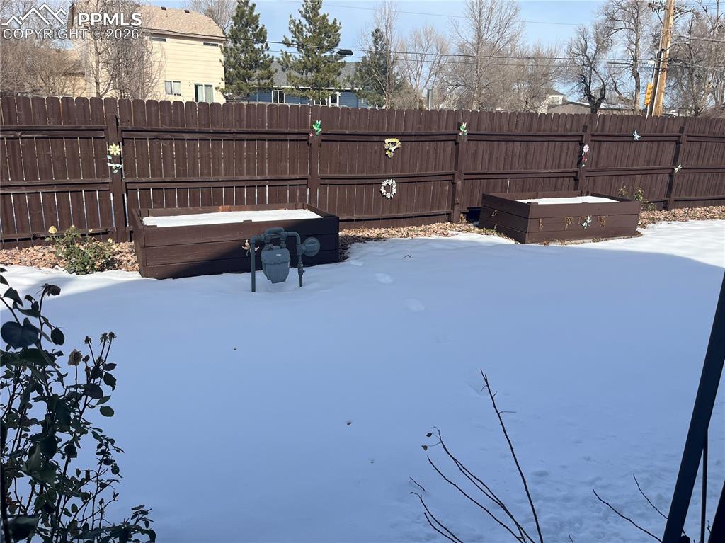 Image 19 of 21: Yard