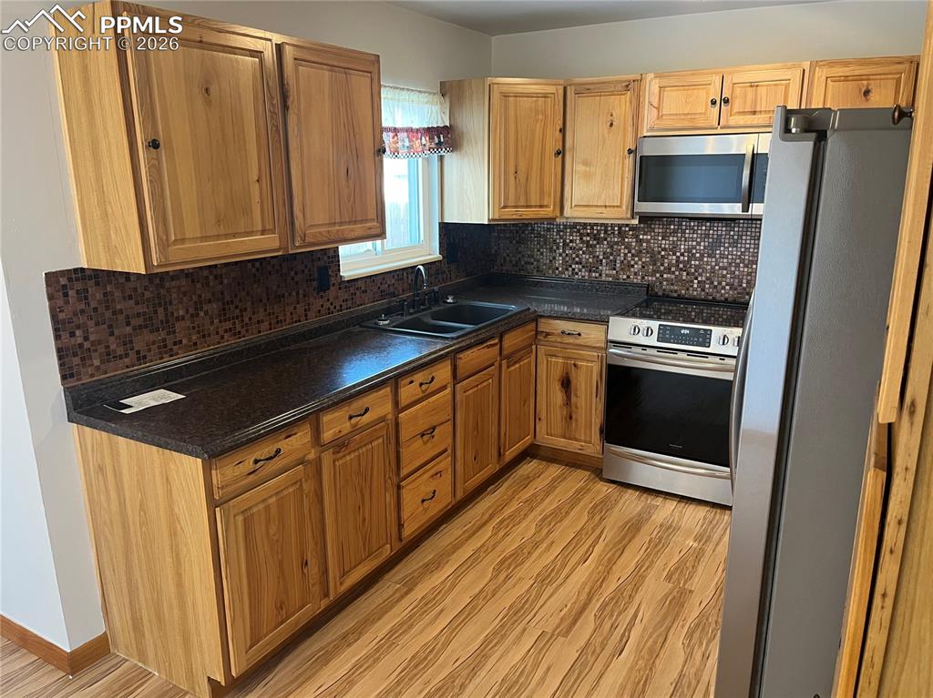 Image 4 of 21: Kitchen