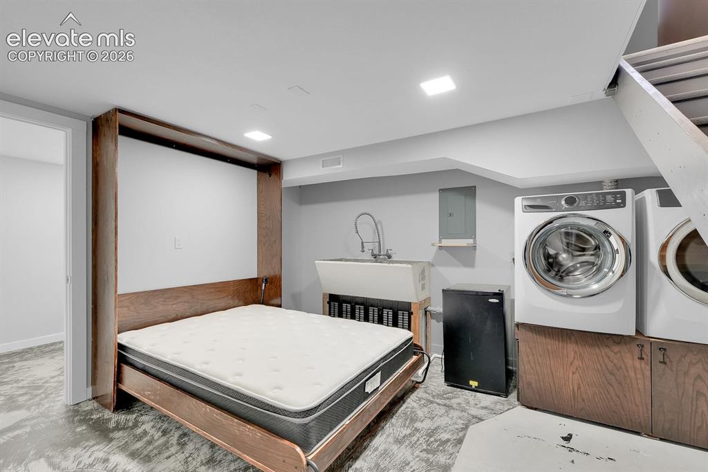 Image 19 of 33: Murphy-bed