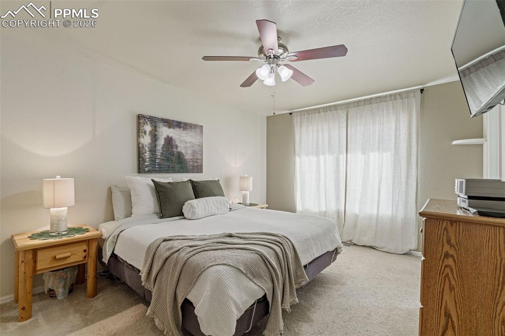 Image 19 of 40: Bedroom