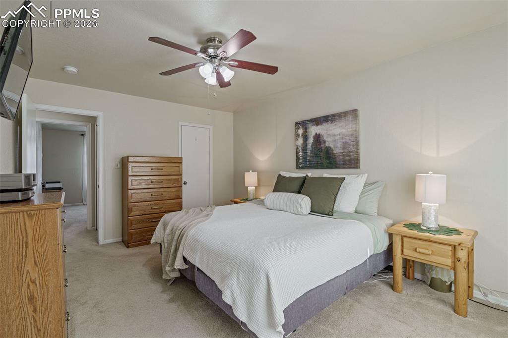 Image 20 of 40: Bedroom