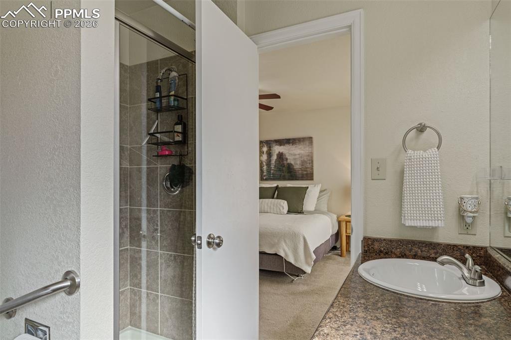 Image 23 of 40: Bathroom