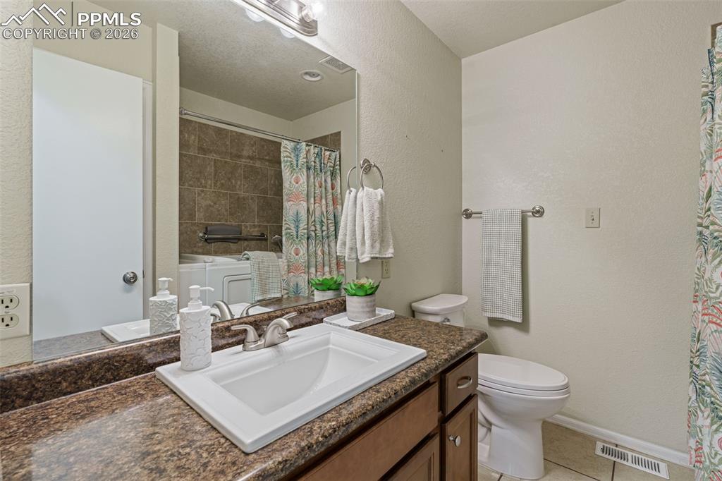 Image 27 of 40: Bathroom