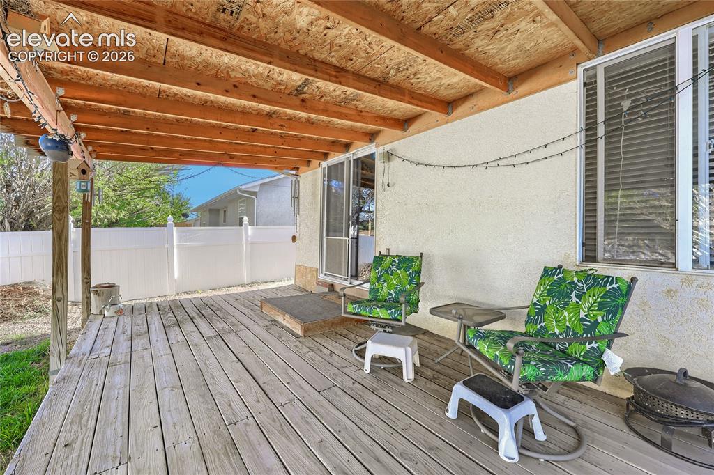 Image 20 of 22: Deck